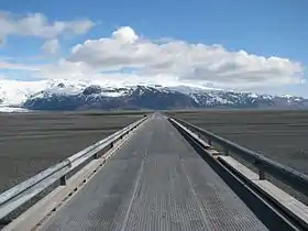 Vue du pont de la Skeiðará avec l'Öræfajökull au dernier plan.