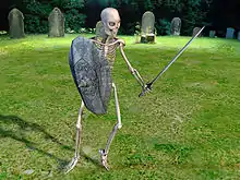 Photo d'un squelette portant une épée et un bouclier