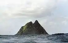 Photographie en couleurs d'une île et des eaux qui l'entourent.