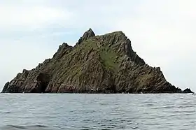 Vue de l'île depuis le large.