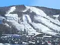 Le centre de ski en hiver.