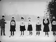 Femmes à ski lors d'une compétition, vers 1895.