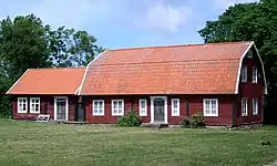 Une bibliothèque et une ferme en Suède ; les deux univers de Désirée et Benny, les protagonistes du roman.