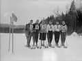 Skieuses participant à une compétition de slalom en février 1942
