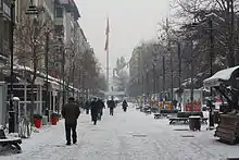 Photographie de la rue de Macédoine sous la neige