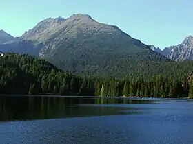 Vue du Patria en arrière-plan et du Štrbské pleso au premier plan.