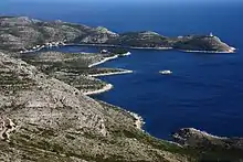 Des collines pierreuses arrondies s'éparpillent dans la mer.