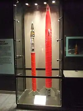 Fusées-sondes Skua et Petrel (à droite)
