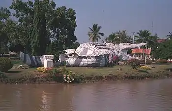 Sculpture d'un crocodile évoquant Chalawan de la légende de Krai Thong, rive du lac Bueng Si Fai, Thaïlande.