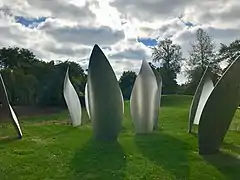 Le Skylanding, sculpture en forme de lotus par Yoko Ono.