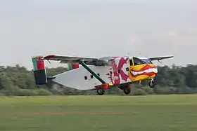 Skyvan autrichien au décollage en Pologne, lors d'un événement consacré à la chute libre en formation, en 2011.