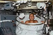 Conrad prenant une douche dans Skylab le 1er juin 1973.