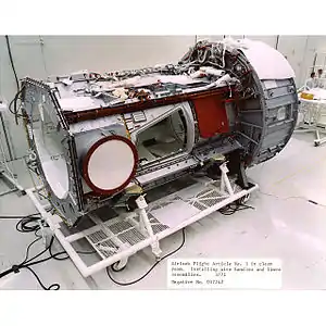 Le module AM en cours de montage. L'ouverture est le sas par lequel les astronautes sortent pour les sorties extravéhiculaires.