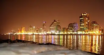 Le ciel de Tel Aviv la nuit.