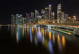 Le Central Business District (quartier d'affaires central), avec l'esplanade bridge devant. Juin 2018.