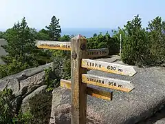 Panneaux au niveau du sommet plat de l'île.