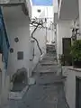 Une rue en pente de Skyros.