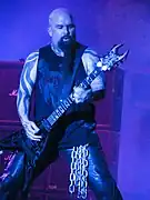 Kerry King avec son modèle KKV