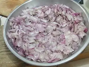 Échalotes prêtes à être frites. Il est préférable de disposer d'un thermomètre pour les réussir.