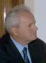 Le TPIY (gauche) condamne plusieurs  personnes pour leurs actions durant la guerre. Milošević (milieu) est le premier ancien chef d'État à comparaitre devant un tribunal international mais il meurt avant le verdict. Mile Mrkšić (droite) écope de 20 ans de prison.