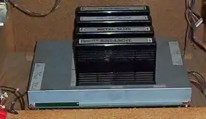 Slot Neo-Geo MVS MV-4F (avec quatre cartouches enfichées)