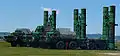 Trois tracteurs-érecteurs-lanceurs de missiles du système S-300PMU prêts à lancer.