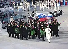 Photographie de l'entrée de la délégation slovène lors de la cérémonie d'ouverture.