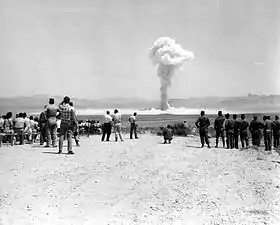 Le champignon atomique de Small Boy (1962) est observé par des soldats américains.