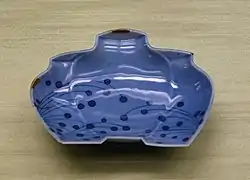 Petit plat en forme de trois pots aux gouttes de rosée, décor au cobalt, XVIIe (Kanazawa).