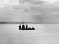 Petite cale sèche flottante auxiliaire, réparant chasseur de sous-marins PC-1121 à Seeadler Harbor en septembre 1944