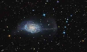 Galaxie spirale avec des traînées de lumière