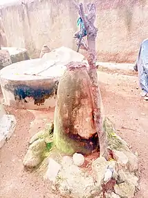 Petits dieux dans le cimetière des anciens à Tengzuk dans le Haut Ghana oriental. Septembre 2021.