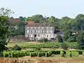 Maison charentaise à l'ouest du bourg.