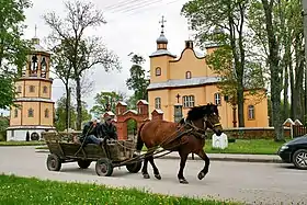 Attelage d'un cheval devant une église