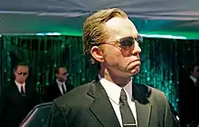 Mannequin en costume et lunettes noires utilisé dans Matrix.