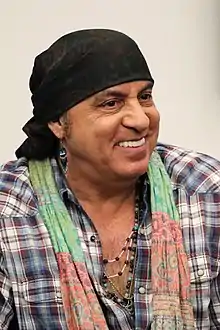 Steven Van Zandt interprète Silvio Dante.