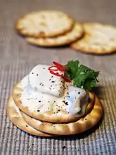 Crackers avec du hareng et de la sauce à l'ail.