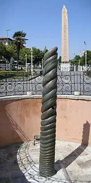 Photographie montrant une colonne torsadée en bronze