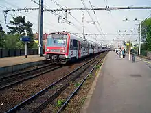 Vue des quais de la gare, avec un train Transilien à quai.