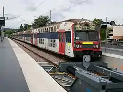 Rame VB 2N en livrée Île-de-France (Bleu-Blanc-Rouge) en gare d'Ermont - Eaubonne.