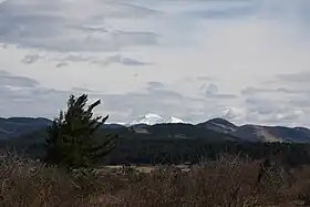 Vue du Snežnik depuis la vallée de la Pivka au nord-ouest.