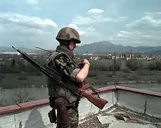 Sentinelle française de la Force de Réaction rapide (EuroFor) équipée du fusil FR-F2, gardant l'hôtel Terme à Sarajevo en 1996.
