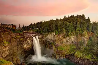 Les chutes de Snoqualmie et la Salish Lodge & Spa, lieux récurrents de la série.