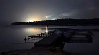 Vue de Holländaröd vers le Brofjorden, l'ile Ryxö et la raffinerie Preemraff sous une nuit neigeuse. Dans de telles nuits, la neige capte et renvoie les lumières et illumine ainsi tout le fjord. La raffinerie est à environ 5 km. Février 2018.