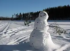 Bonhomme de neige sur le lac Saimaa gelé.