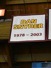 Bannière portant le nom de Snyder et ses années de naissance et de mort