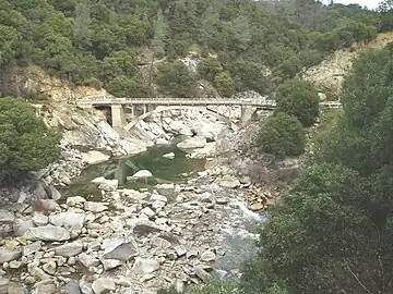 La branche sud de la rivière Yuba à son intersection avec la California State Route 49 (en)