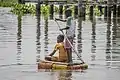 Des enfants traversant le fleuve Sô