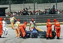 Les secours au chevet de Ratzenberger, mort au volant d'une monoplace violette détruite