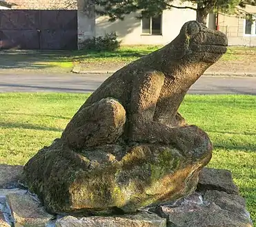 Statue d'une grenouille sur la place du village.